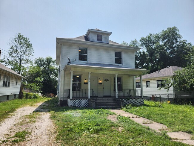 Building Photo - Spacious 3-Bedroom, 1-Bathroom Home AVAILA...