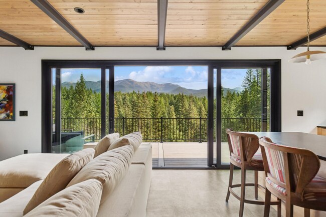 Building Photo - 172 E Many Lakes Dr