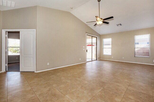 Foto del edificio - 672 E Lovegrass Dr