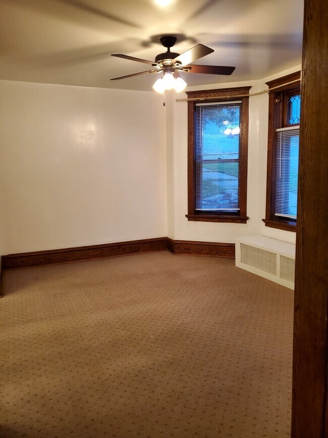 Living room - 425 N 1st Ave E