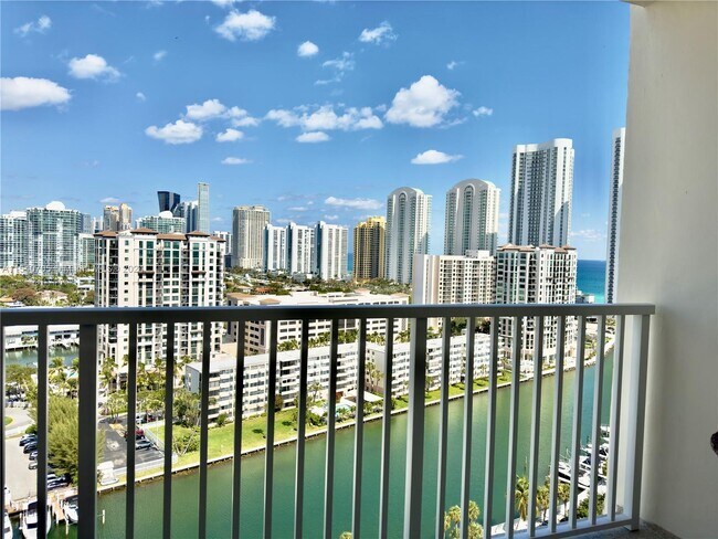 Building Photo - 300 Bayview Dr