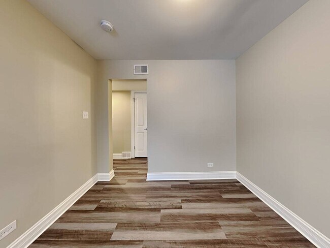 Foto del edificio - 9121 Mayfield Ave