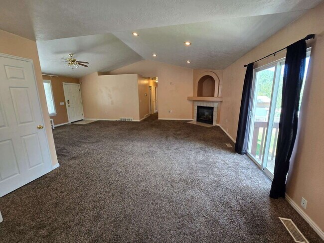 Foto del edificio - "Expansive 6-Bedroom Home with RV Parking ...