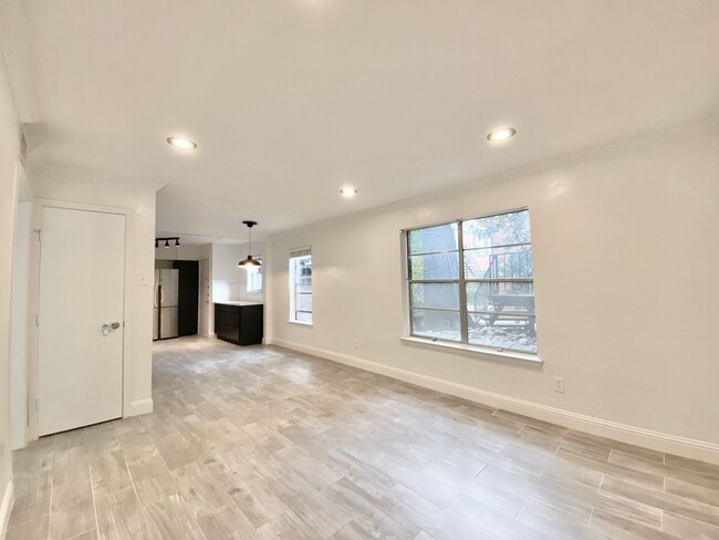 Building Photo - Recently Renovated 2 bed with Private Pati...