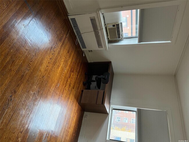 Foto del edificio - 86-25 Dongan Ave