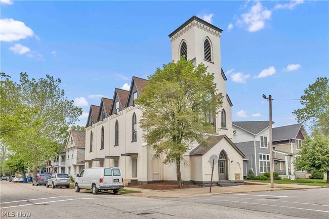 Building Photo - 2130 W 42nd St