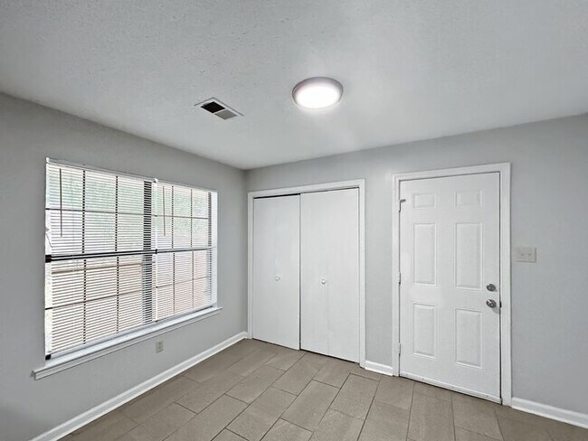 Building Photo - 880 Hill St