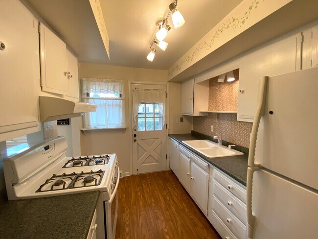 Building Photo - 2901 N Rockwood Dr