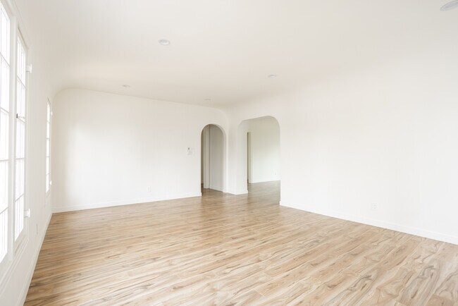 Building Photo - 738 S Stanley Ave