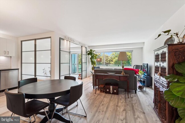 Foto del edificio - 4201 Cathedral Ave NW