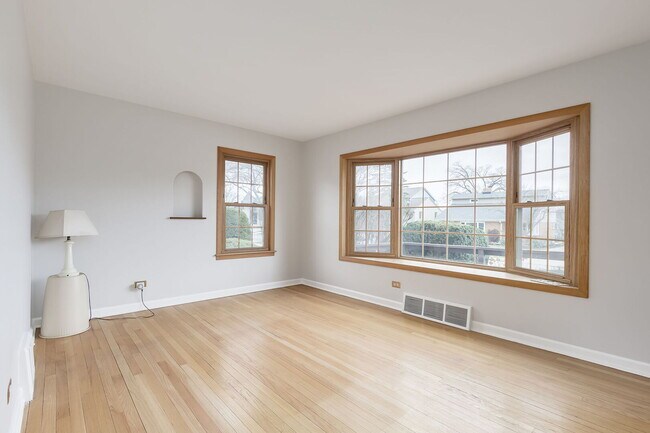 Foto del edificio - 595 S Cedar Ave