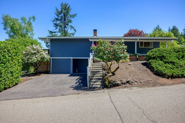 Foto del edificio - 4 Bed / 3 Bath in the Hallinan Neighborhood