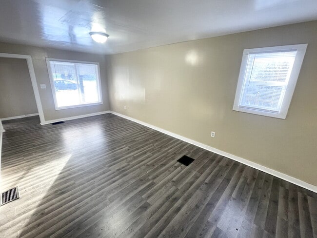 4 Bedrooms garage/workshop combo (has electricity) - 4 Bedrooms garage/workshop combo (has electricity) Apartment