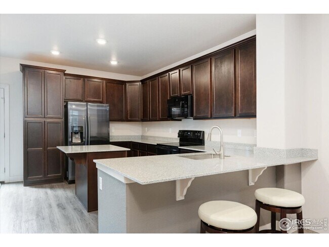 Foto del edificio - Darling Thornton Townhome - 3 bed/3 bath with 2 Car Garage - Like New, Available 10/8!