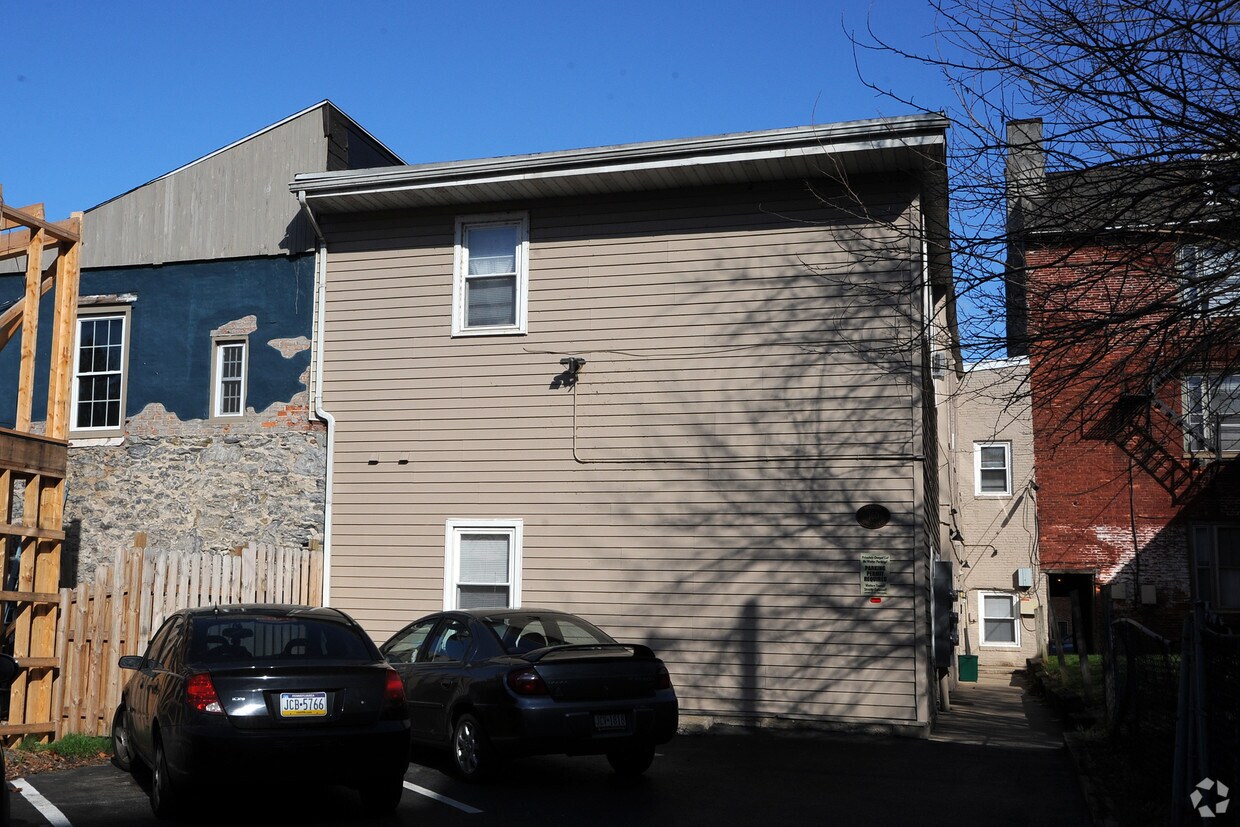 Building Photo - 160 Locust St