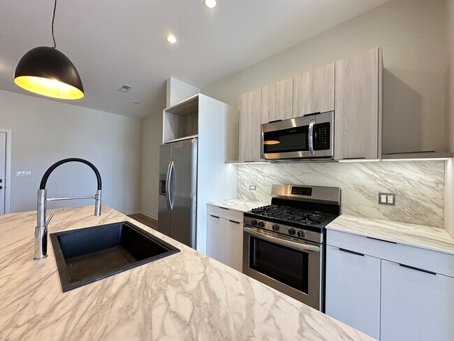 Foto del edificio - 6340 W Belmont Ave