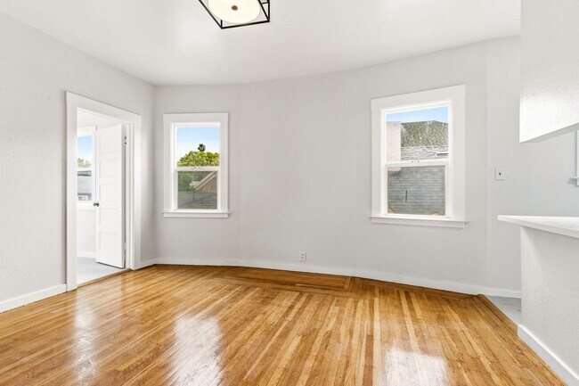 Foto del edificio - Fully Renovated 2 Bed, 1 Bath Oakland Home with In-Unit Laundry