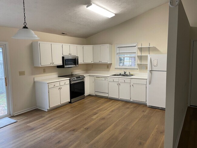 Foto del edificio - Masonboro Loop Rd | 3 Bedroom, 2 Bath