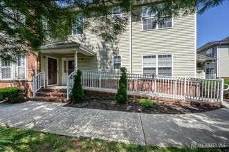 Building Photo - 303 Pinelli Dr
