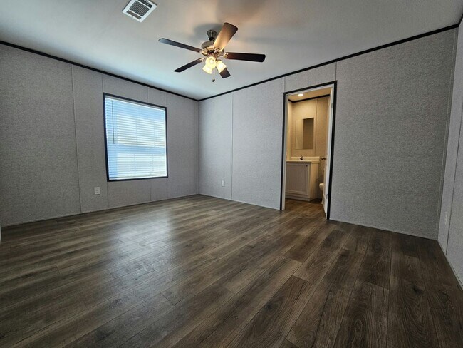Foto del edificio - 553 Suwanee Dr