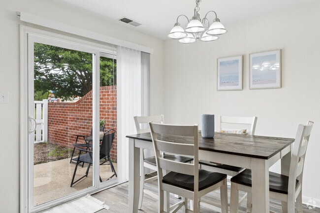 3 habitaciones, 1,5 baños - 1100 pies cuadrados - Comedor - College Square Townhomes Apartments