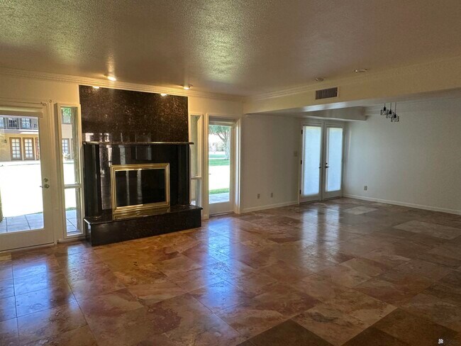 Building Photo - 800 E Country Club Dr
