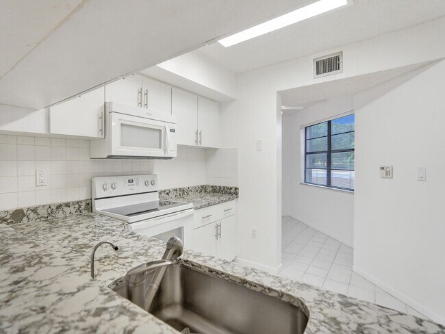 Building Photo - 6670 Villa Sonrisa Dr