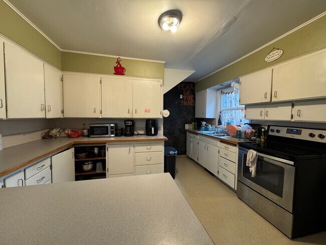 Building Photo - 7 Bedroom House VERY close to WWU