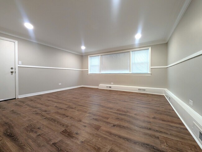 Foto del edificio - 300 S Austin Blvd