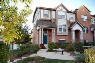 Building Photo - 1040 N Claremont Dr