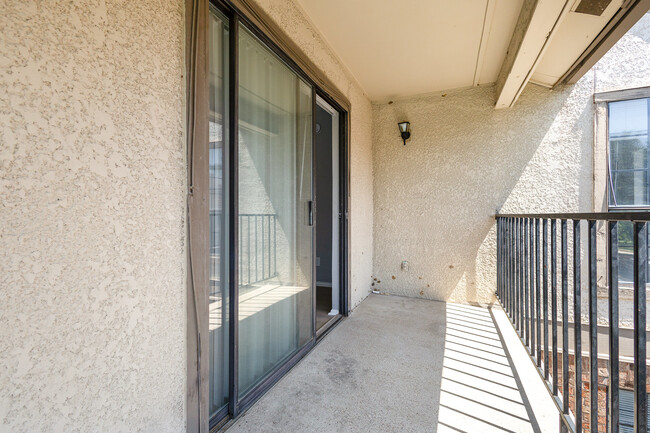 Sliding glass doors to balcony - 932 Turtle Cv