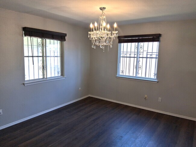 Foto del edificio - 4914 Parkwood Dr