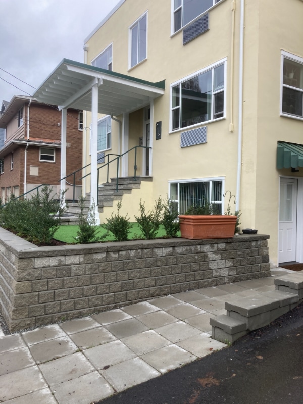 Building Photo - 916 10th Ave E