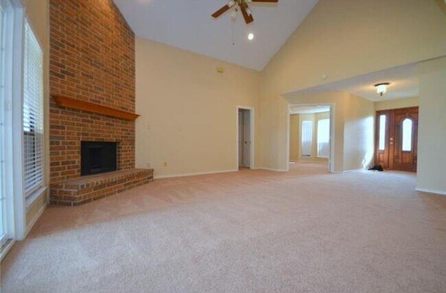 Foto del edificio - 6905 Shorecrest Dr