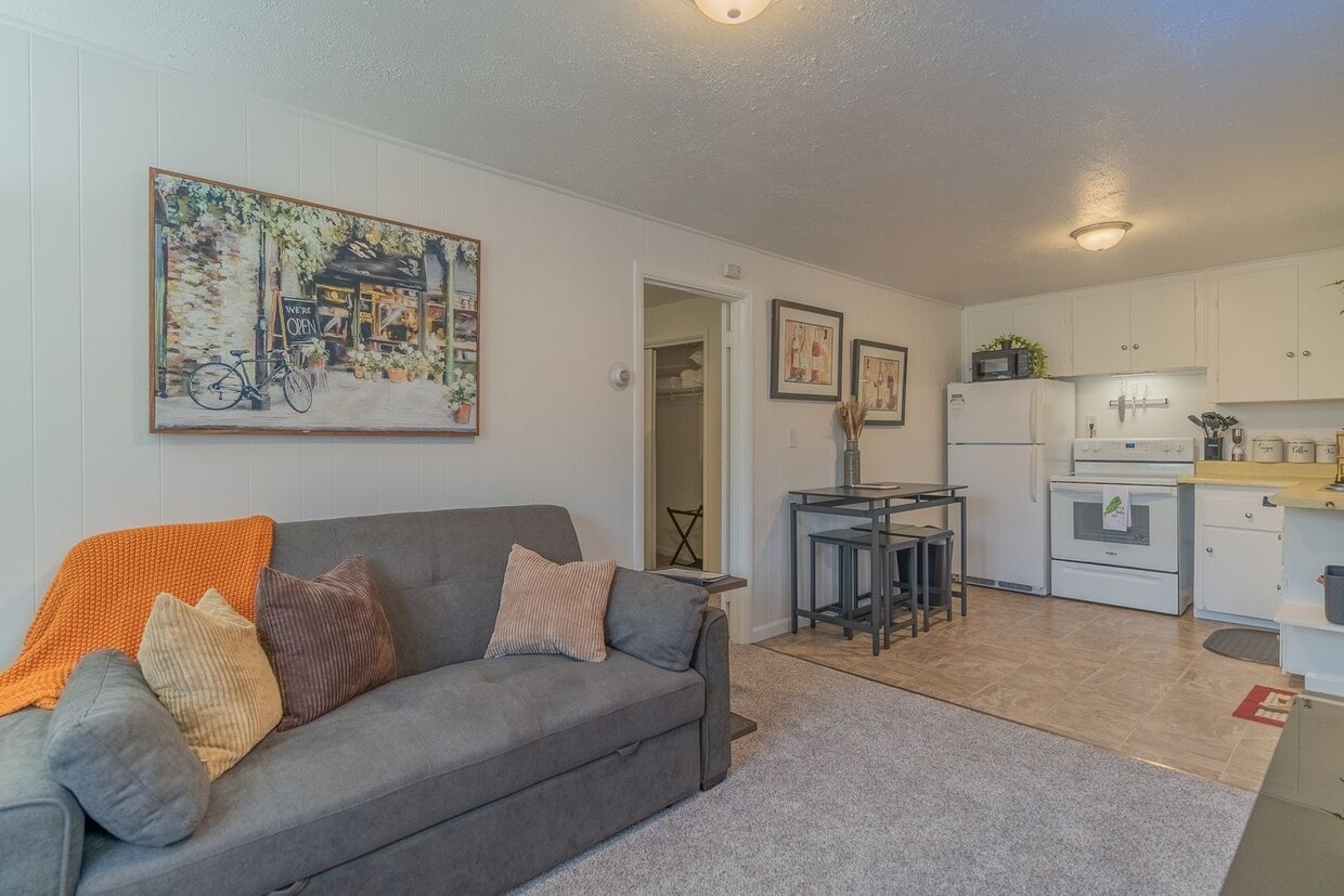 Primary Photo - Fully Furnished and comfortable! Short Ter...