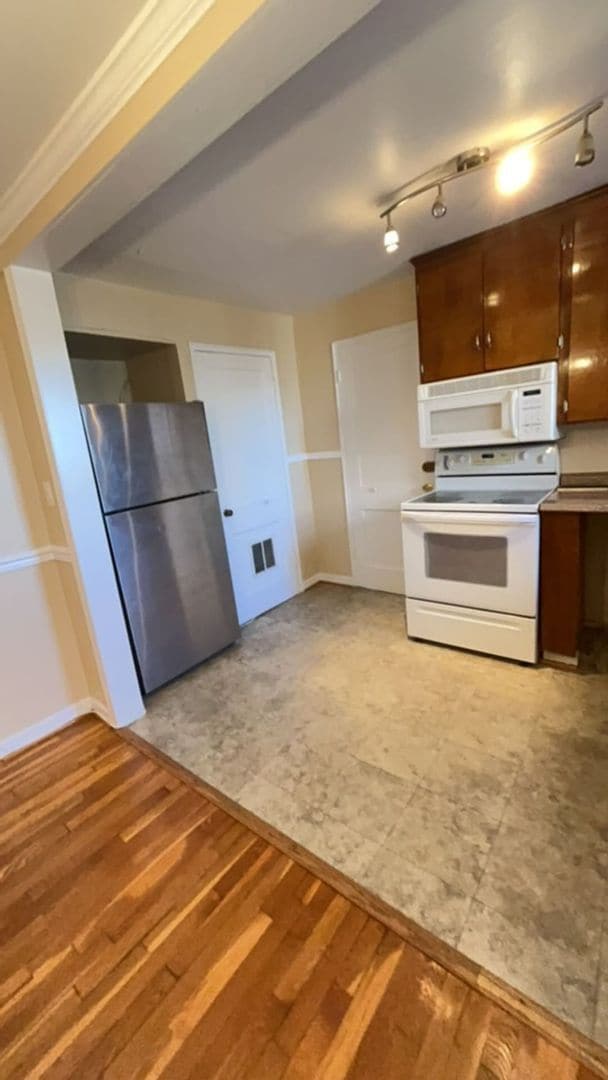 Building Photo - 2 Bedroom 1 Bath