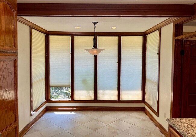 Building Photo - Beautifully updated large 4BR house in Woo...