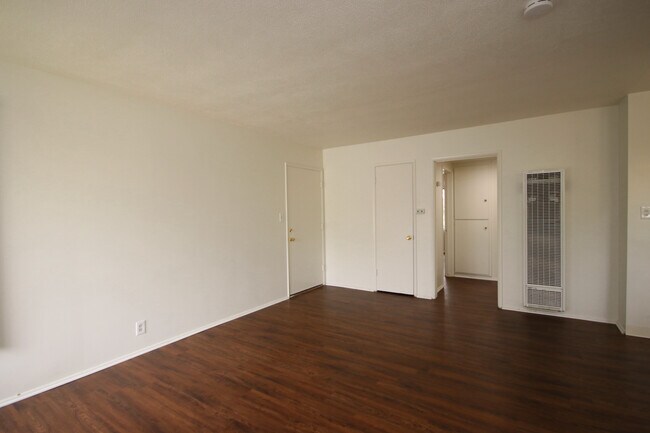 Building Photo - 2035 Huntington Dr