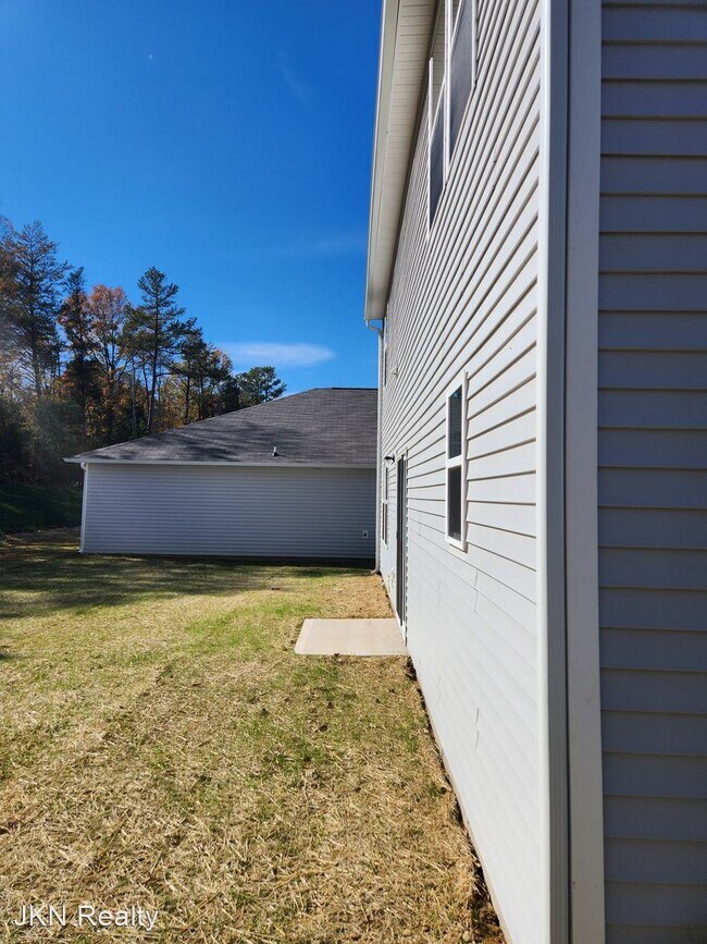 Building Photo - 4 br, 2.5 bath House - 2404 Cranberry Way