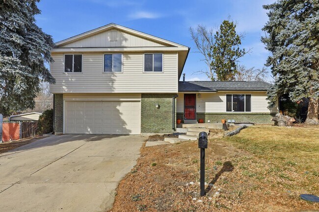 Foto del edificio - 5 bedroom, 3 bath home in desirable Arvada neighborhood.