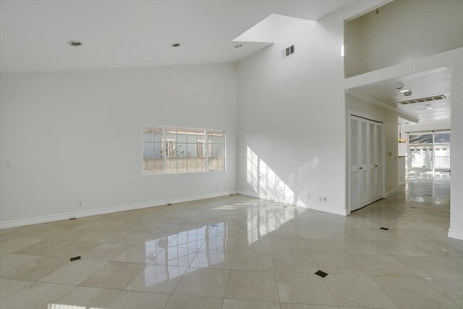 Building Photo - Get This House Now