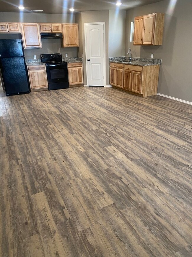 Building Photo - 3 bed 2 bath