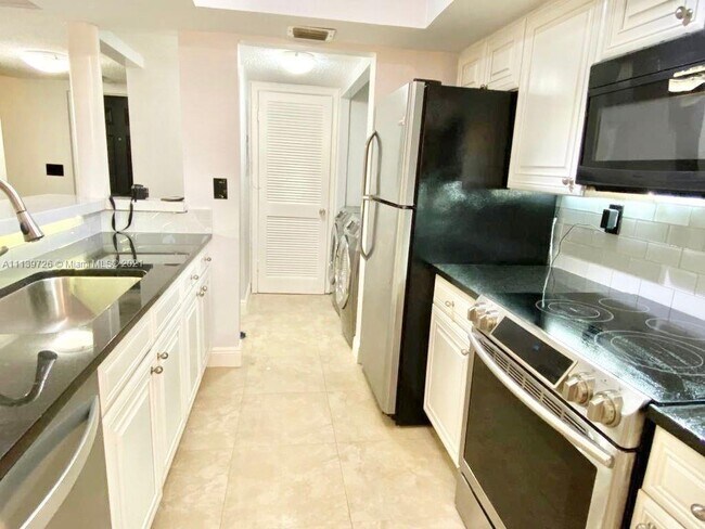 Foto del edificio - 8801 W Sample Rd