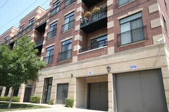 Building Photo - 4651 N Greenview Ave
