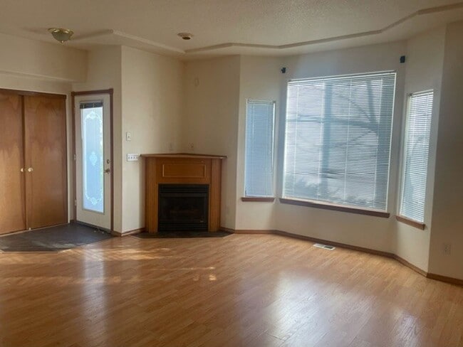 Building Photo - PM-128 - SE Steele St.