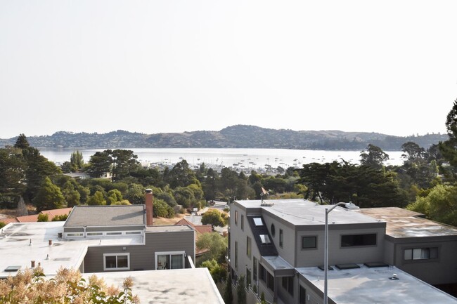 Building Photo - Upgraded Townhouse With Water Views!