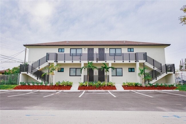 Building Photo - 1215 SW 39th Ave