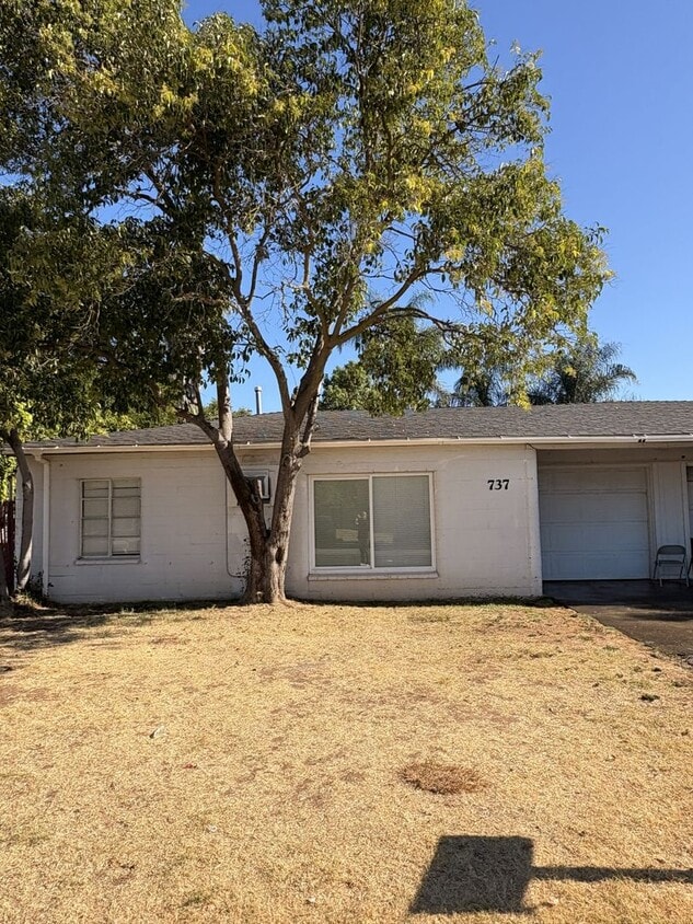 NICE DUPLEX WITH PRIVATE YARD! - NICE DUPLEX WITH PRIVATE YARD!