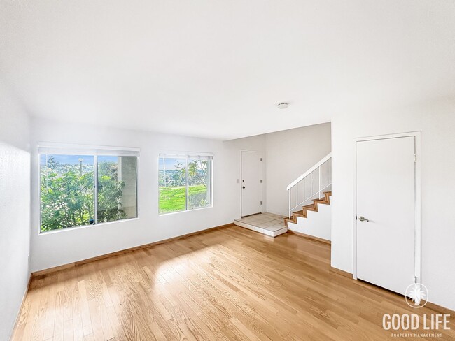 Foto del edificio - Stunning 3BD/2.5BA W/ Reserved Parking and Community Pool in Tierrasanta!