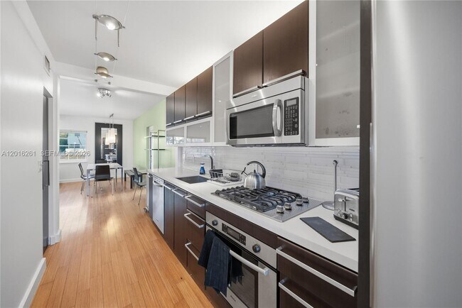 Foto del edificio - 7207 Bay Dr